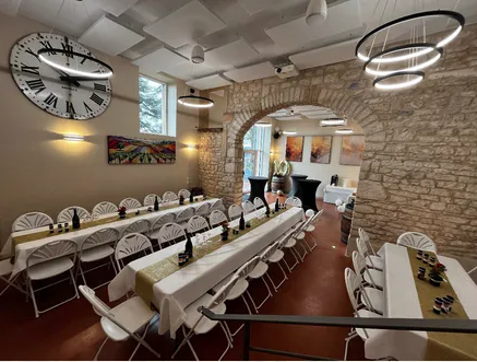 Intérieur avec tables installées