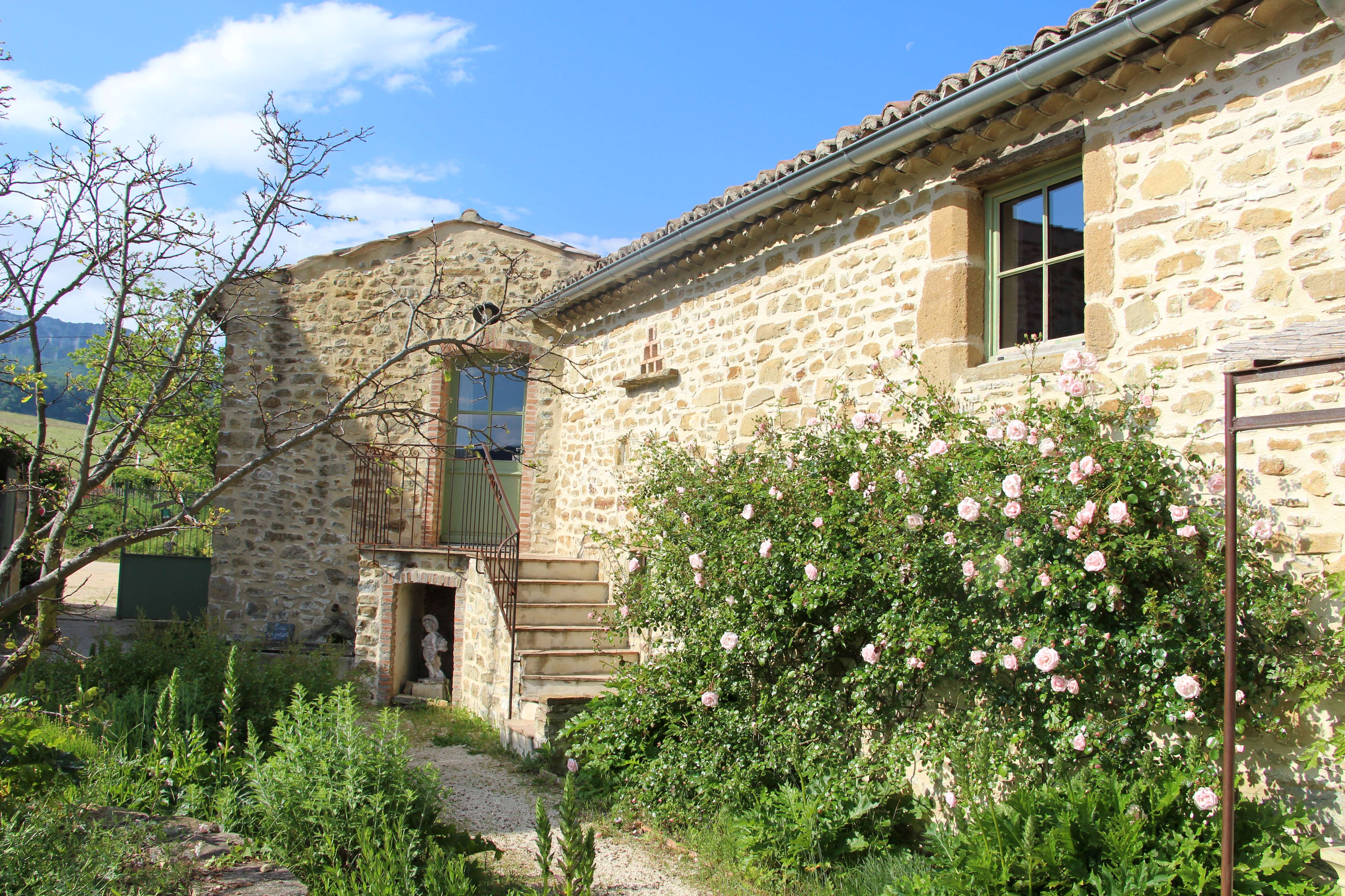 Entrée gîte basilic au printemps