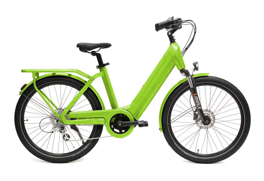Un vélo vert su fond blanc.