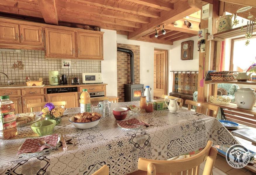 Gîte de la Collonge à Affoux, en Haut Beaujolais, dans le Rhône : le coin repas.