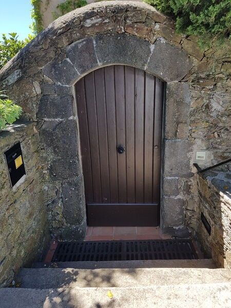 Portes anciennes à Gassin, l'un des Plus Beaux Villages de France - https://gassin.eu