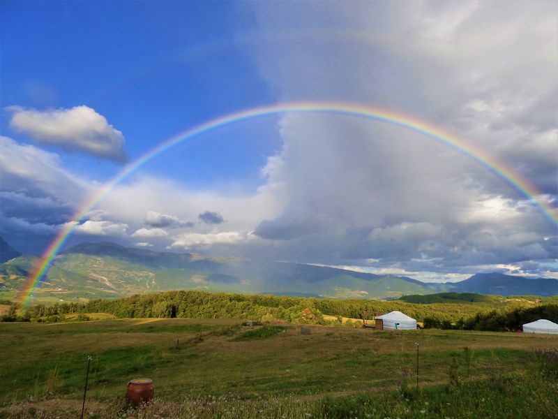 Yourte et arc en ciel