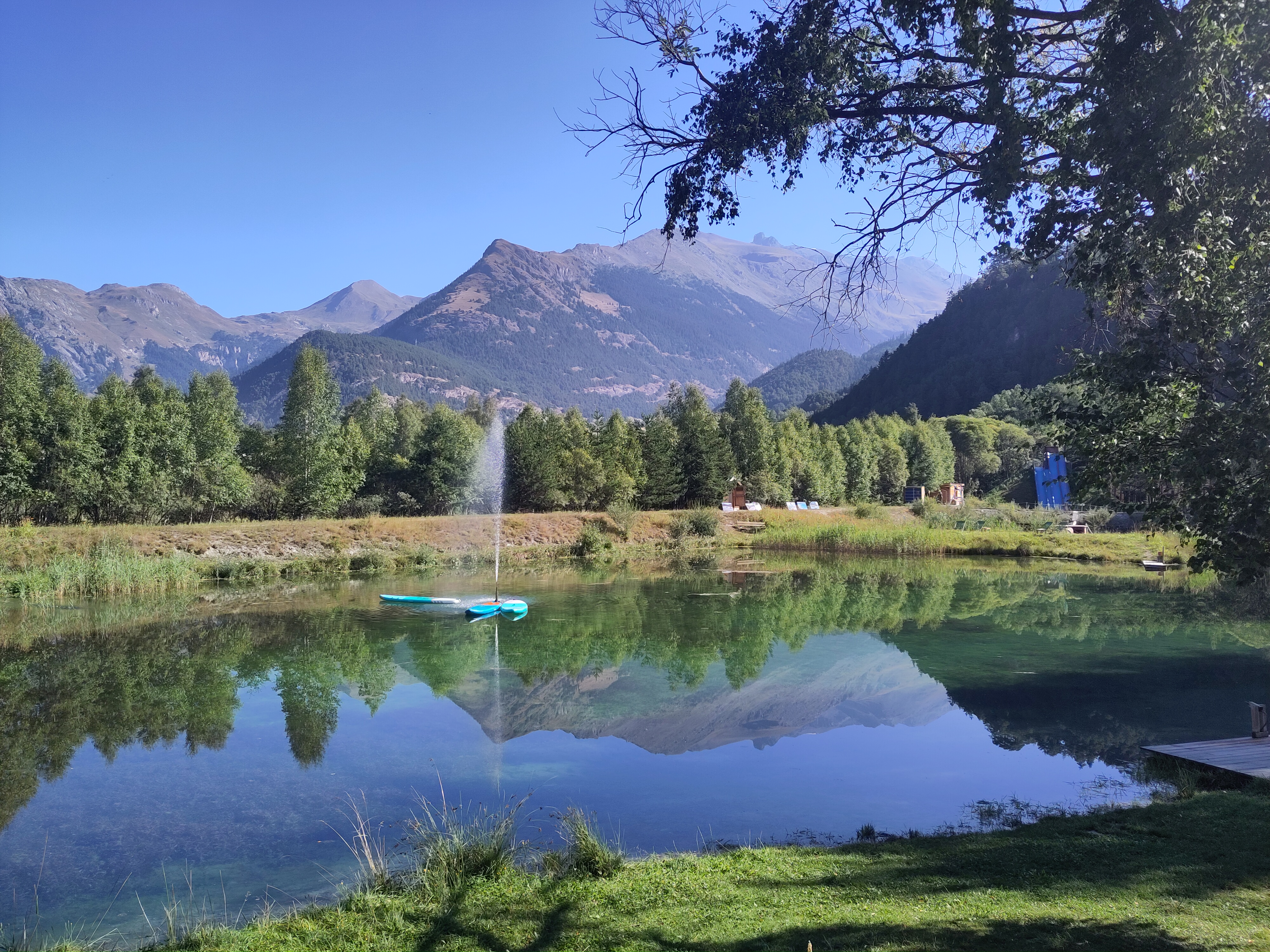 The lake and its water jet
