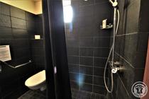 Gîte L'Annexe au Château de Pravins à Blacé  (Rhône, Beaujolais, proximité de Villefranche-sur-Saône) : Douche, wc extérieurs au Gîte.
