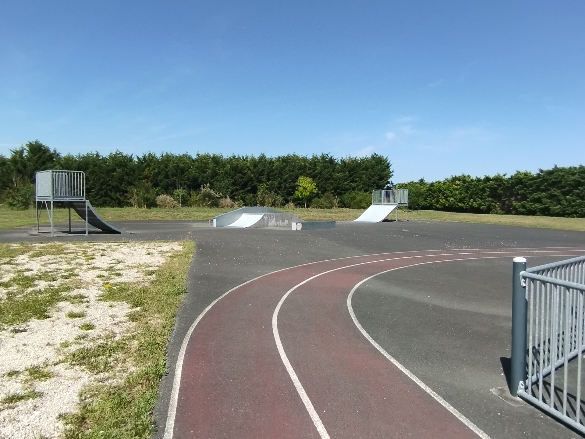 Terrain intergénérationnel : skatepark et terrains de pétanque