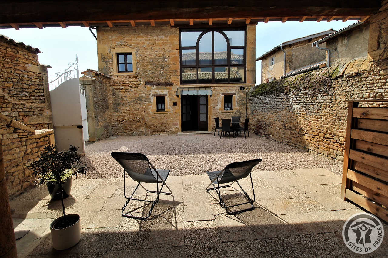 Gîte 'La Cadole du Beaujolais' à Lacenas (Rhône - Beaujolais des Pierres Dorées - proximité de Villefranche-sur-Saône) : la cour du gîte.