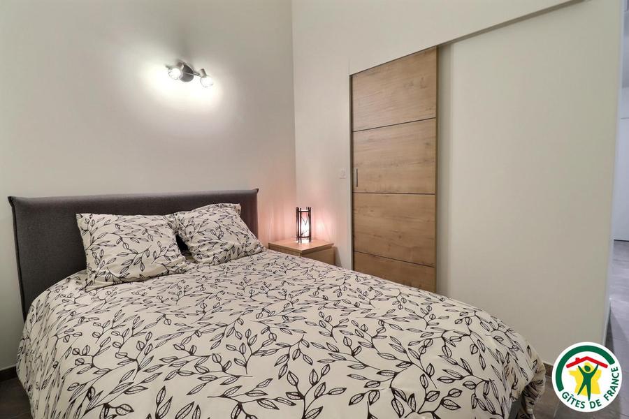 Coin nuit avec un lit double (1x140x190), climatiseur et TV