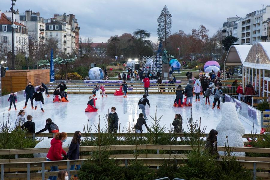 patinoire sur l'esplanade de l'hôtel de ville de Vincennes 