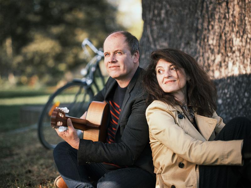 Les deux artistes assis au pied dun arbre