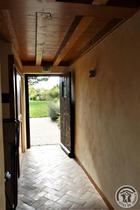 Gîte L'Annexe au Château de Pravins à Blacé  (Rhône, Beaujolais, proximité de Villefranche-sur-Saône) : le couloir d'accès au jardin et sanitaires extérieurs.