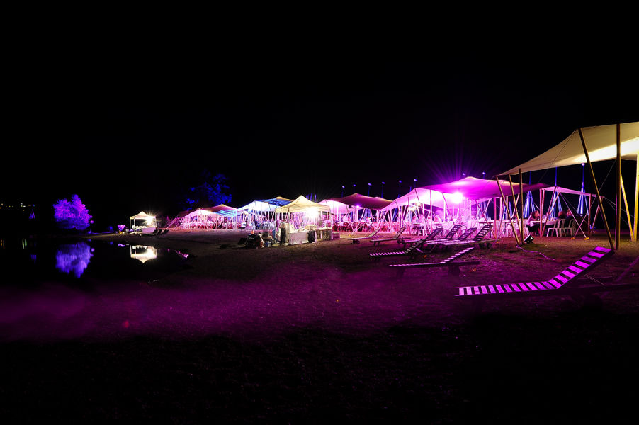 Tente berbère au bord de l'eau