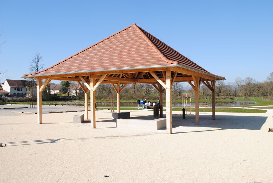 Aire de pique nique au bord de la Via Rhona