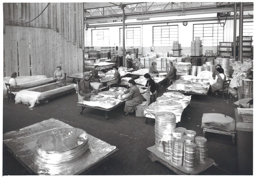 Contrôle qualité sur plaques culinaires, site des forges de Cran