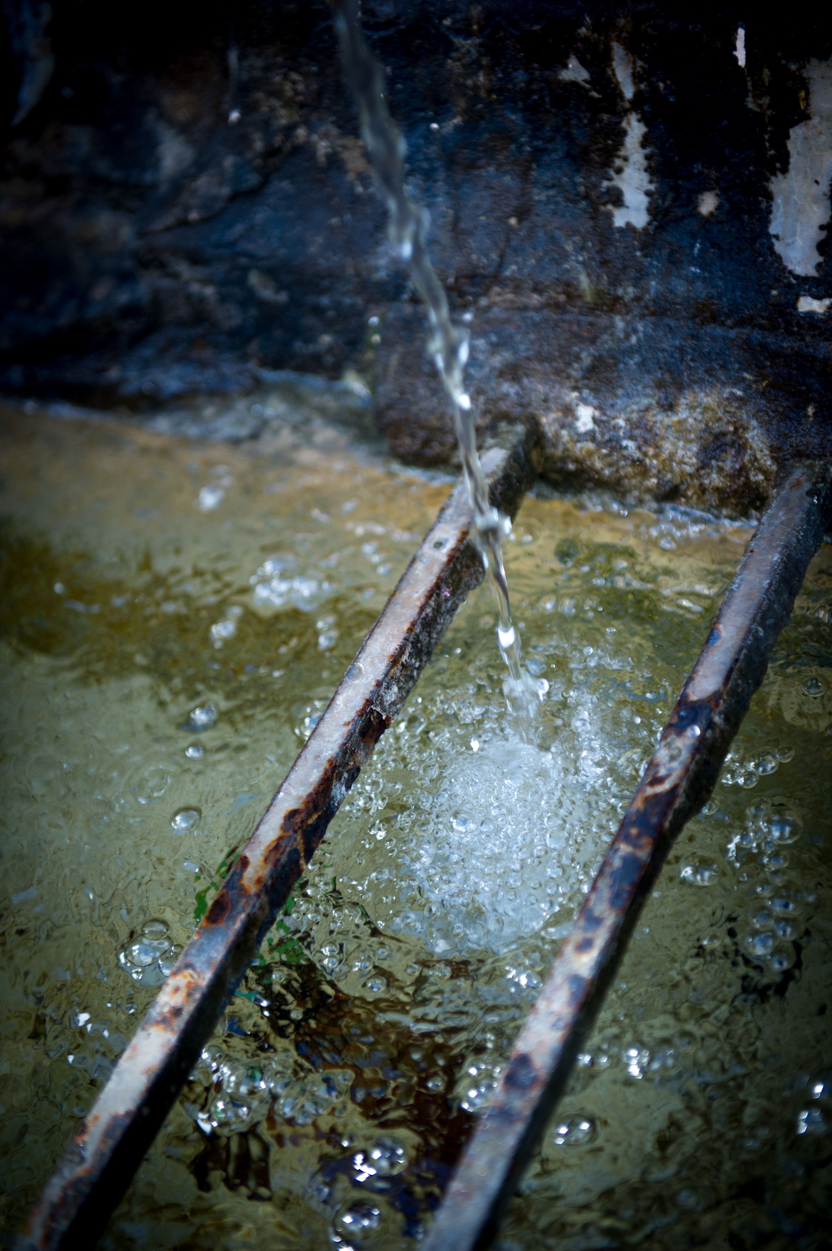 Eau coulant dans fontaine