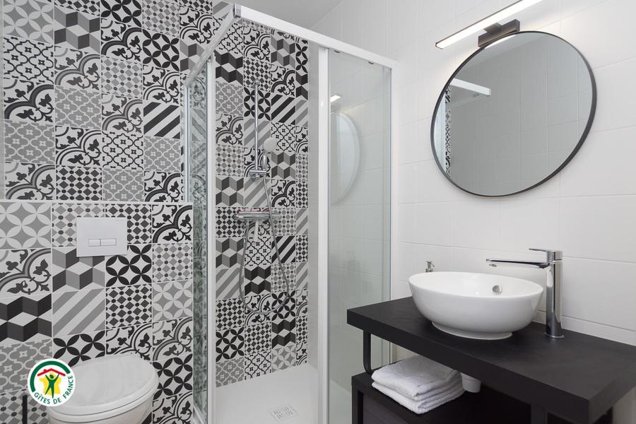 salle de bains de la chambre Graphique - Chambres d'hôtes aux Balcons du Dauphiné en Isère à proximité de Crémieu et de Lyon