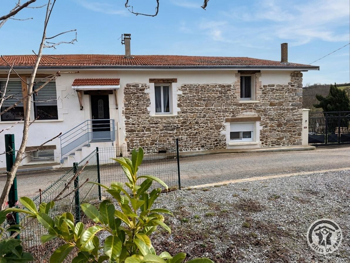 Gîte de Timbout à Les Haies dans la Région de Condrieu - Parc du Pilat dans le RHONE : la maison comportant le logement des hébergeurs, le gîte et un logement loué à l'année.