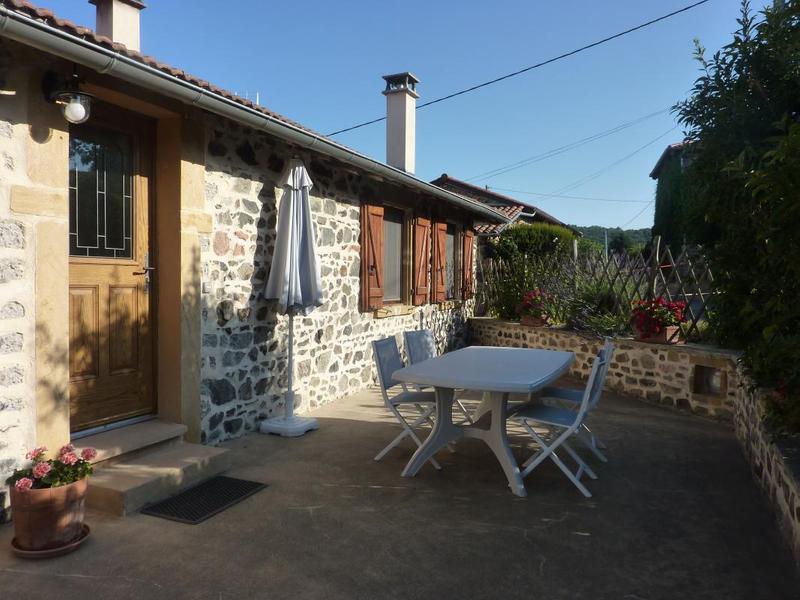 Gîte de Montmenot à Ancy (Rhône - Monts du Beaujolais): la terrasse.