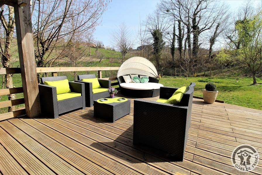 \'Gîte de Basse Comté\' (avec piscine chauffée) à Cublize (Rhône - Beaujolais Vert - Lac des Sapins) :  grande terrasse avec mobilier de jardin, vue sur le jardin