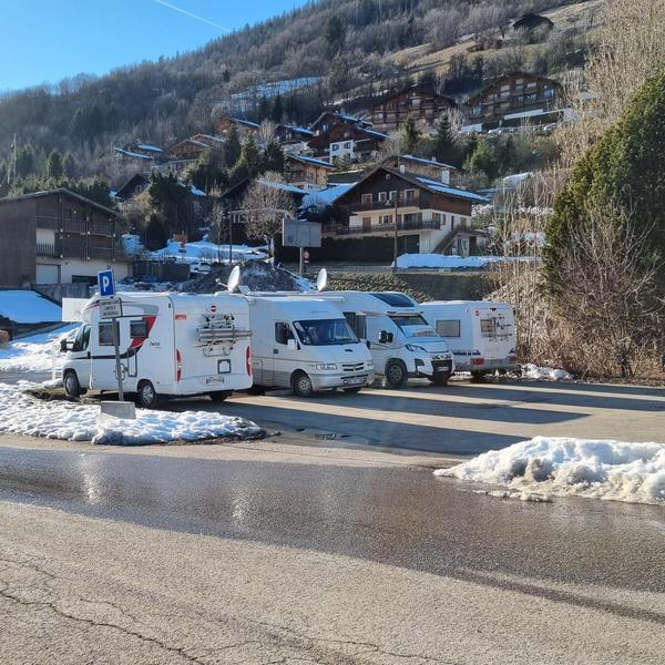 Aire de stationnement pour camping-car Stade de foot_Le Grand-Bornand