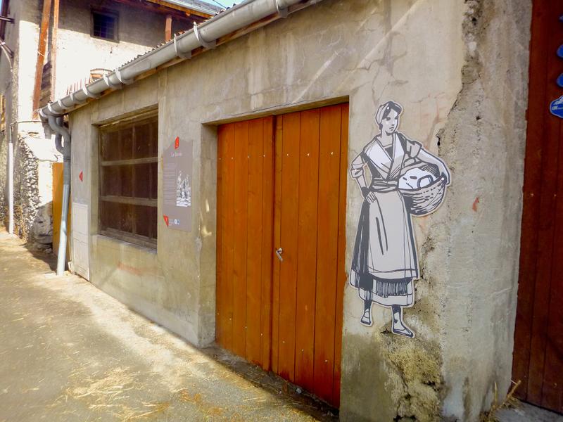 Le lavoir avec un panneau explicatif Le lavoir avec un panneau explicatif