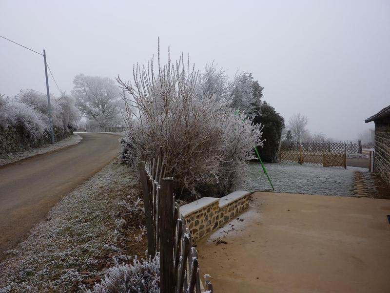 Gîte de Montmenot à Ancy (Rhône - Monts du Beaujolais): les abords extérieurs en hiver.
