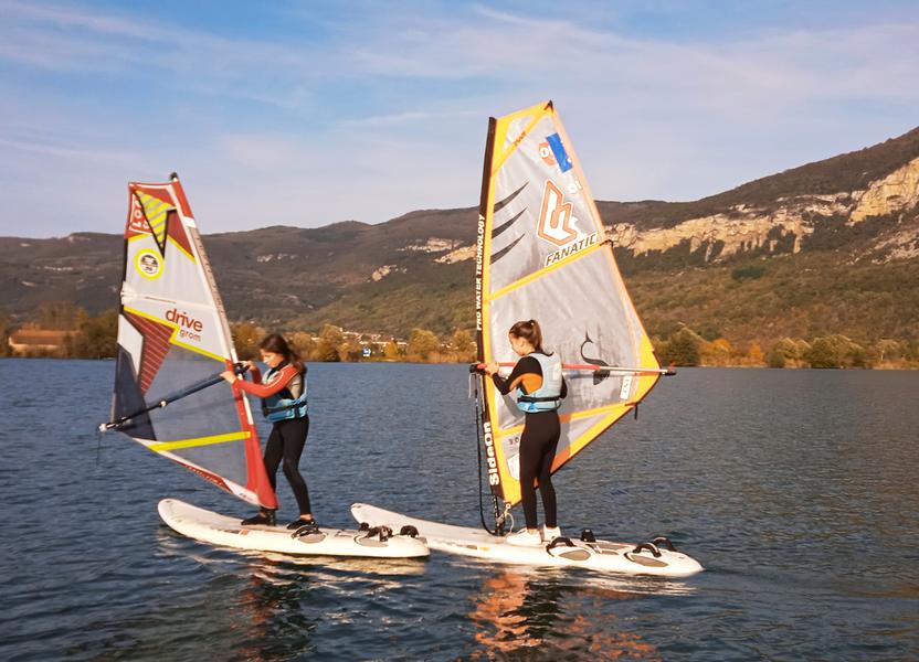 Activité planche à voile avec Nauticlub_Serrières de Briord