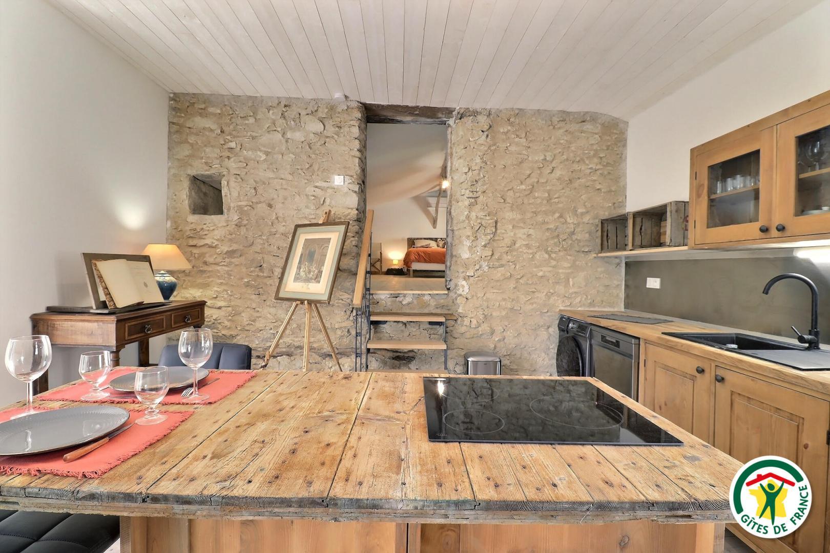 cuisine repas et accès chambre salon