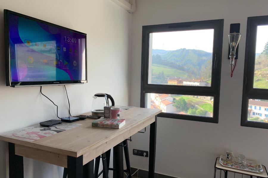 coin TV et bureau chambre Lisa