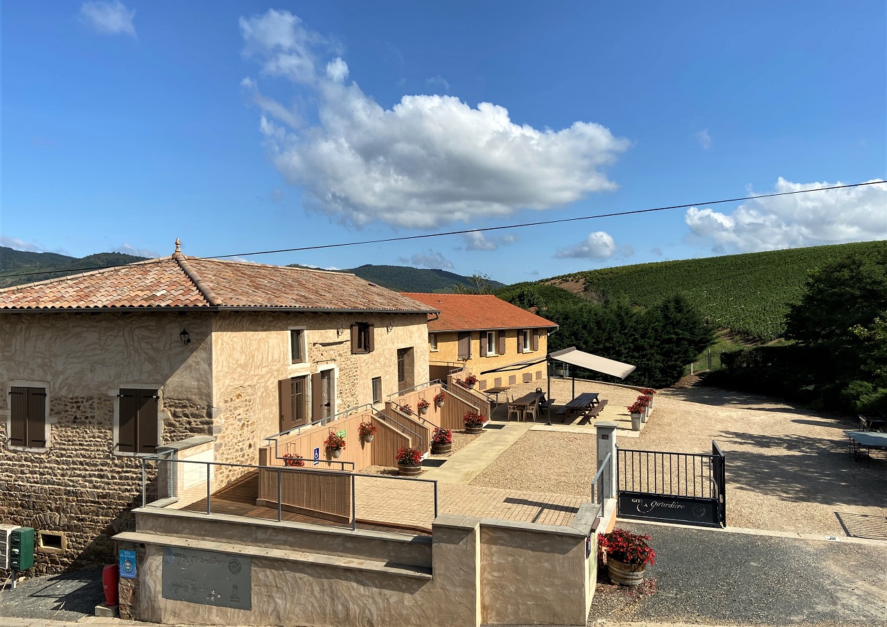 Grand Gîte - 28 personnes - La Girardière à Vaux en Beaujolais dans le Rhône :  le gîte.