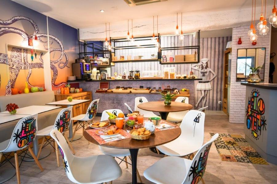 La salle de petit-déjeuner, servi sur les tables et sur le buffet dans le fond.