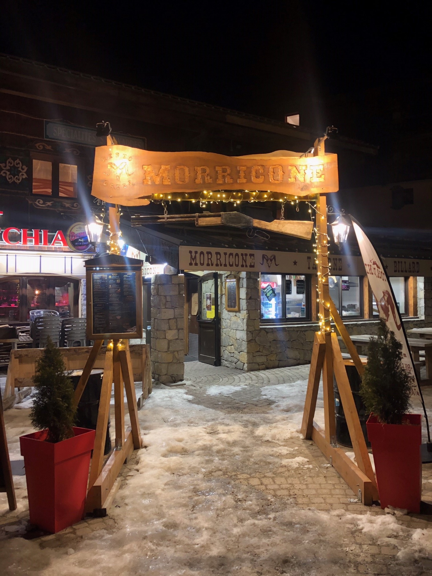 Portique d'entrée de nuit en hiver