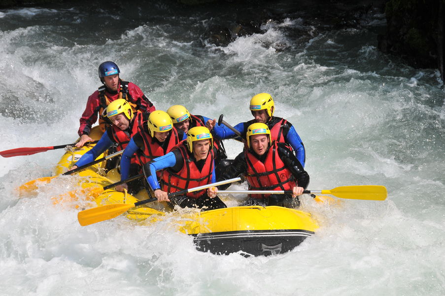 Rafting down the Dranse - rodeo course
