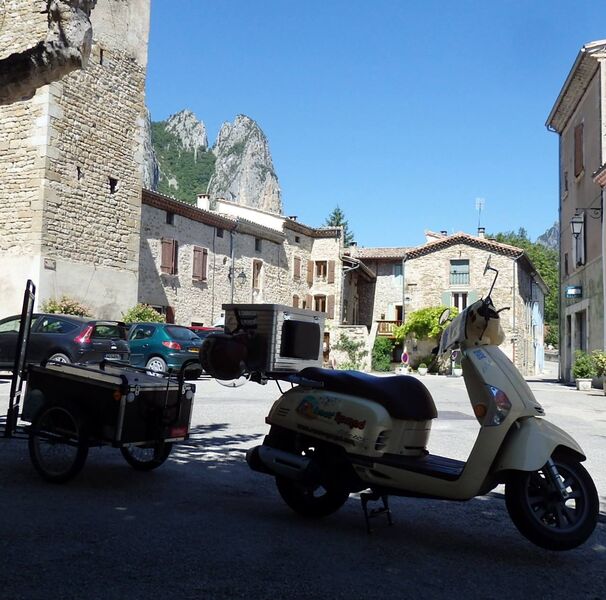 Scoot Nomad tourisme insolite  en scooter drome provençale