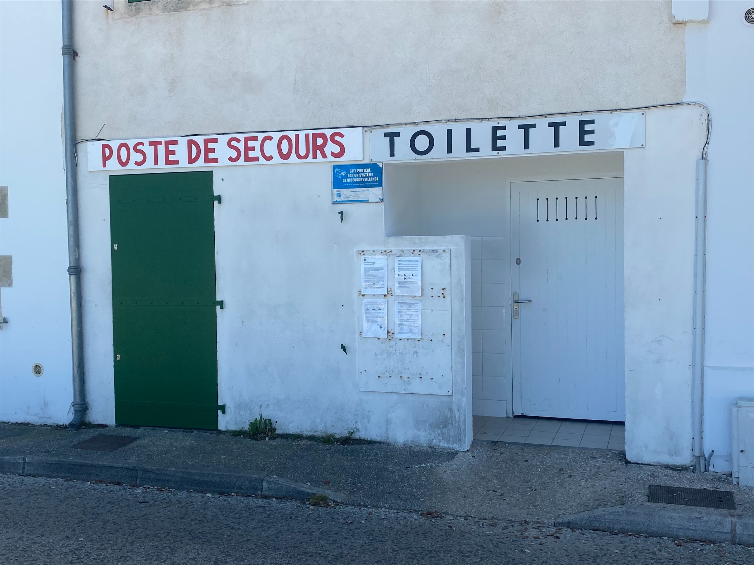 Toilettes publiques - Avenue de la plage
