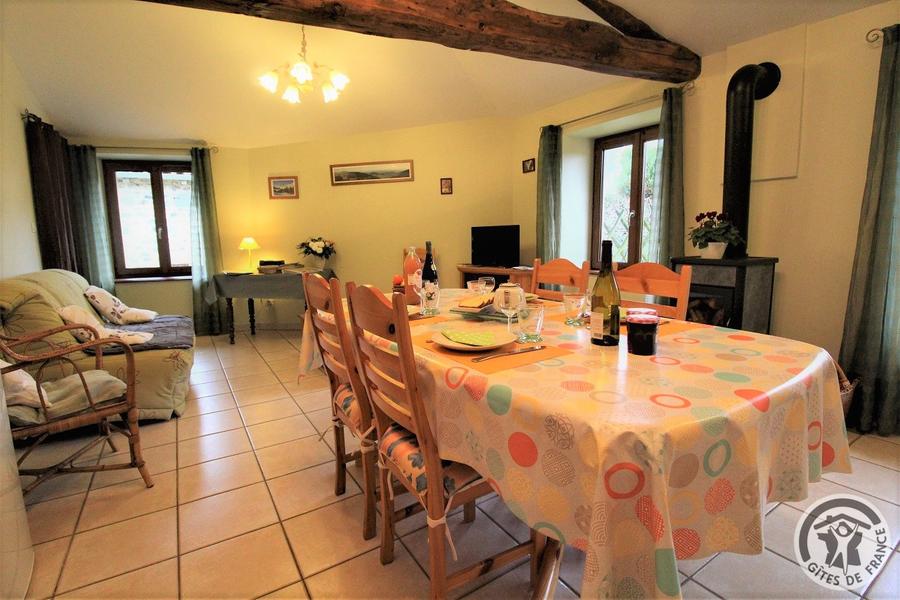 Gîte de Montmenot à Ancy (Rhône - Monts du Beaujolais): le coin repas et poële à bois.