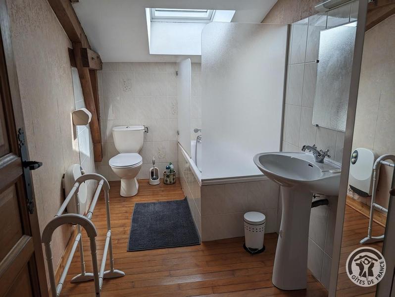 Gîte de la Collonge à Affoux, en Haut Beaujolais, dans le Rhône : la salle de bains avec wc à l\'étage.