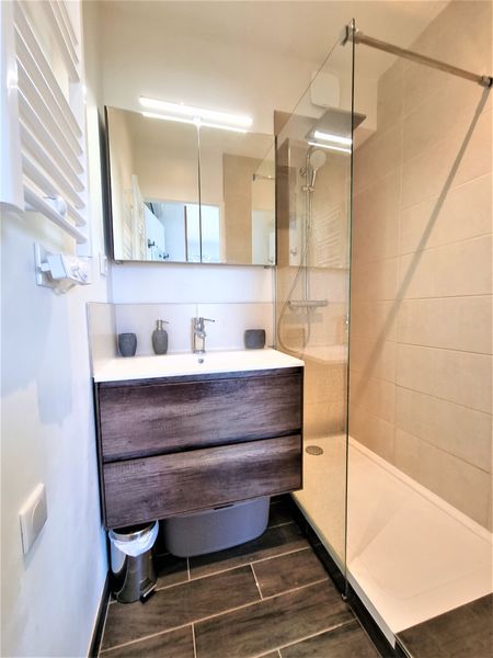 Salle de bain avec douche à l'italienne