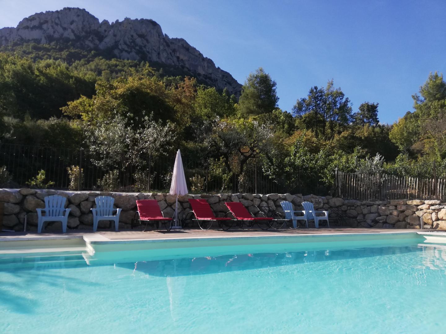 Piscine chauffée au pied du Saint Julien.