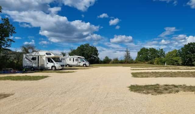 Aire de camping car "Camping car park"_Lagorce