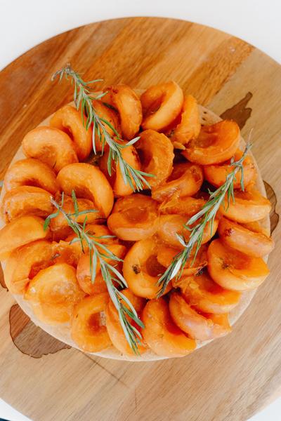 Une tarte aux abricots vue de dessus.