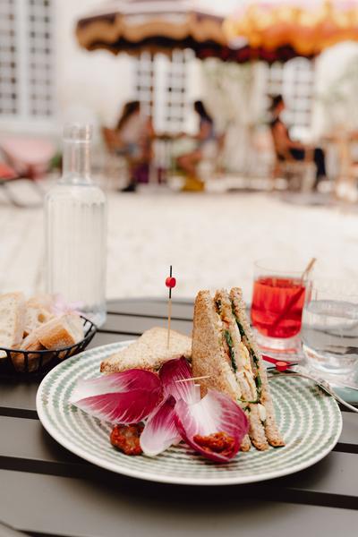 Un club sandwich découpé en deux.