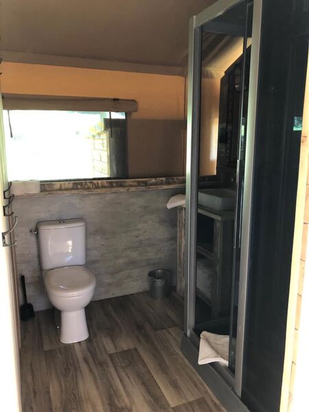 LOGGE AVEC SALLE D EAU ET TOILETTES