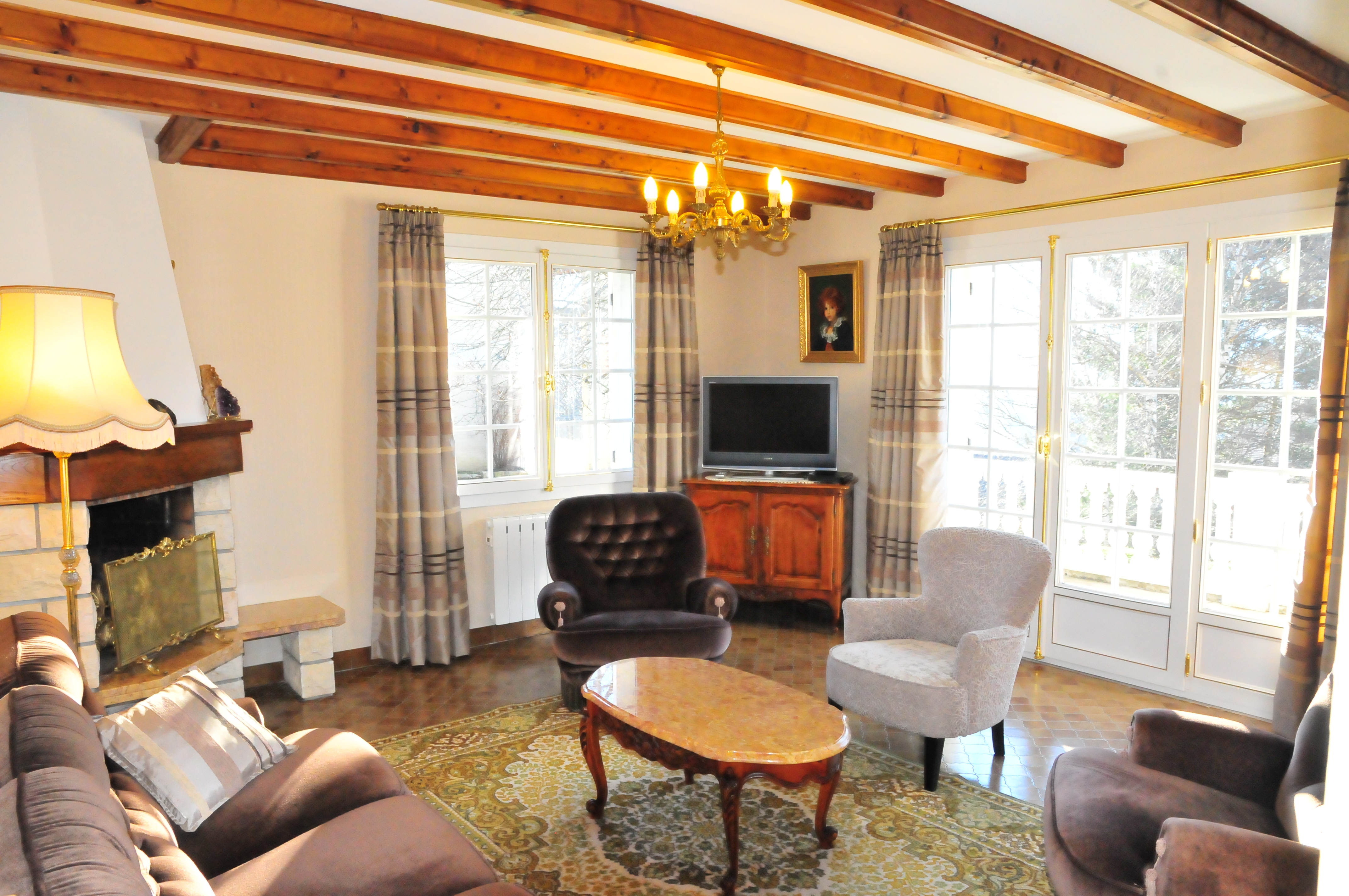 Le salon spacieux, de la villa Gîte les Althéas à La Chapelle en Vercors, avec accès direct à la terrasse