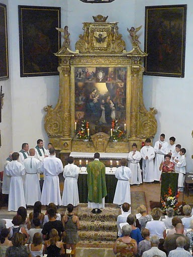 Coeur et retable de l'église