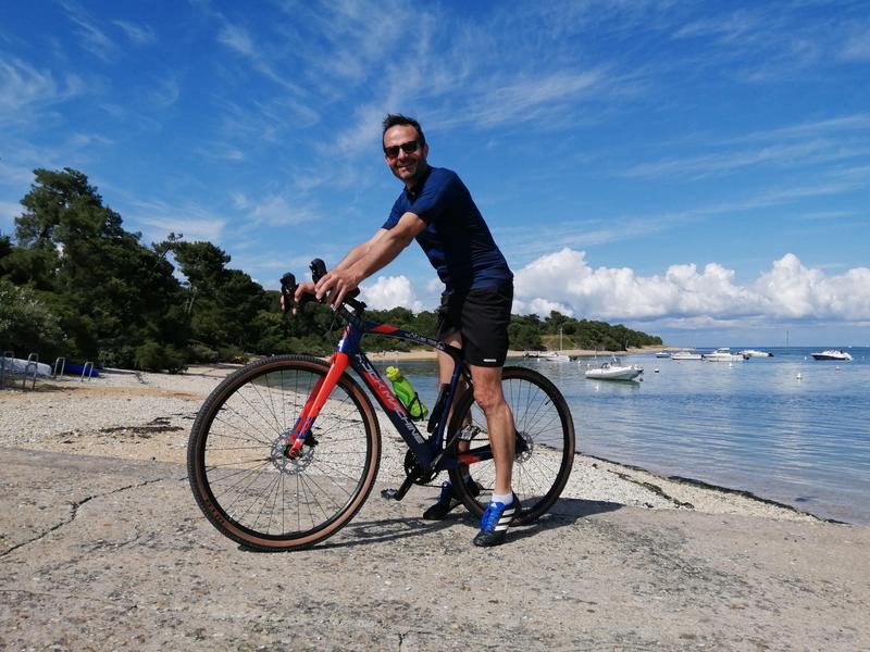 Un homme sur un Vélo Gravel devant la mer