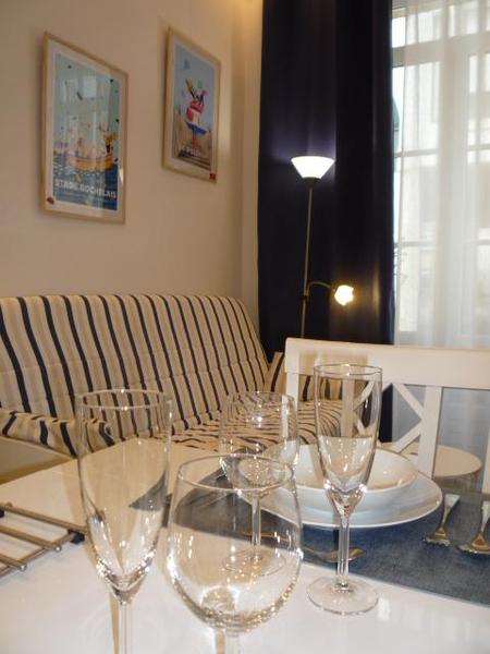 Table avec verres à pied et flûtes à champagne