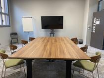 Notre Salle Matisse est conçue pour des réunions intimes et efficaces. Réservable à la demi-journée ou à la journée, elle offre une ambiance idéale pour des discussions concentrées et productives.