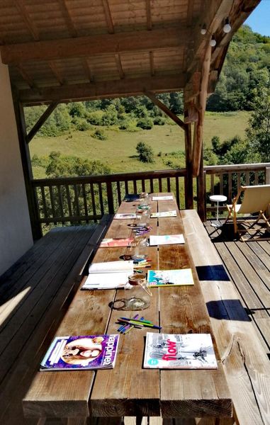 La grande table extérieure en bois massif