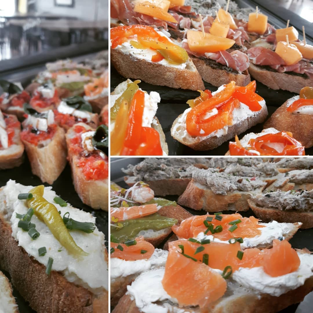 un montage de 3 photos de tartines garnies.