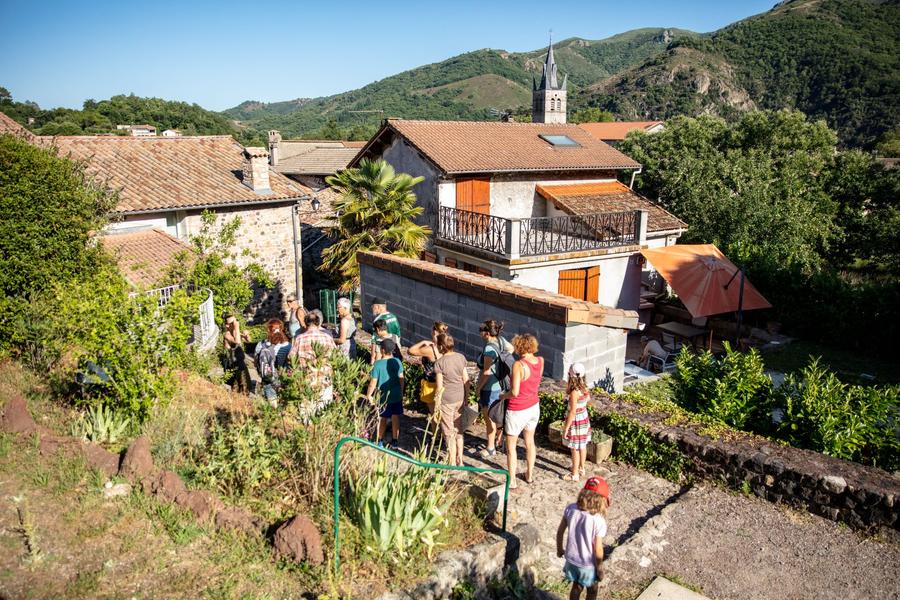Thueyts - Visite commentée de Thueyts - parvis chapelle St Roch ©sourcesetvolcans